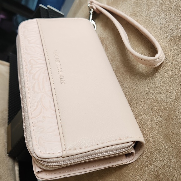 NWT ❗️ Stone Mountain blush tooled wristlet bonded leather - Picture 5 of 12